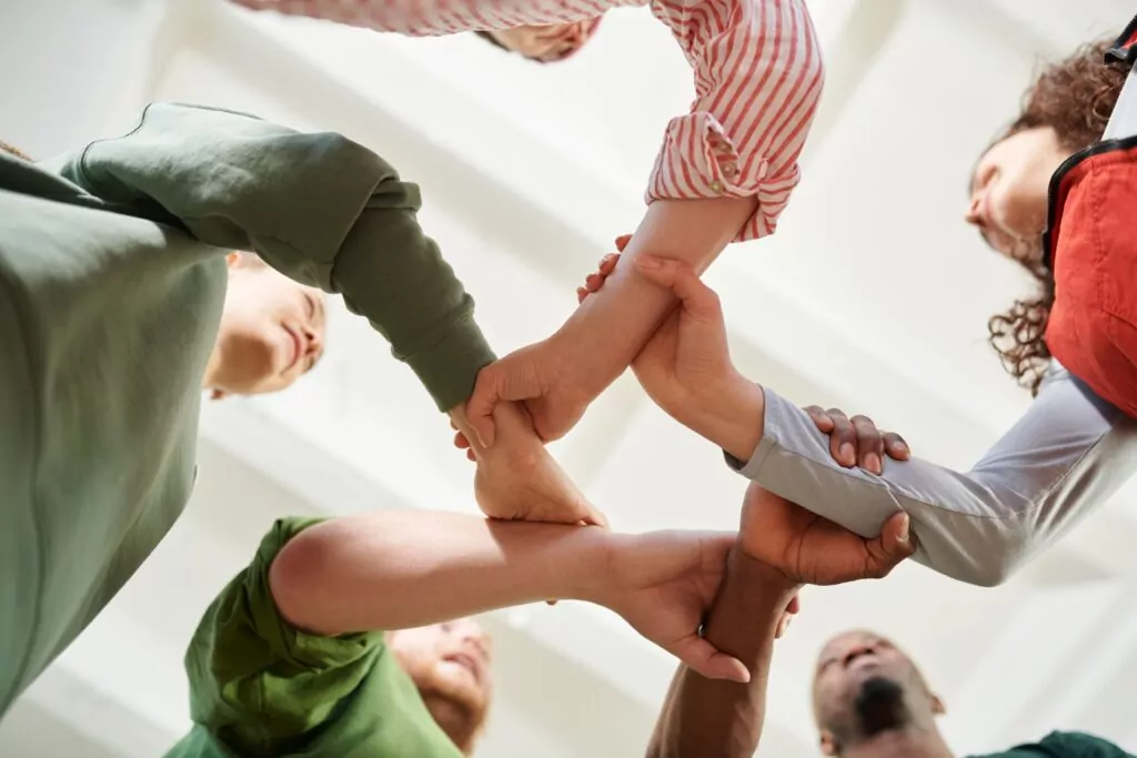 Bénévoles engagés prêts à rejoindre l’association Espace 33