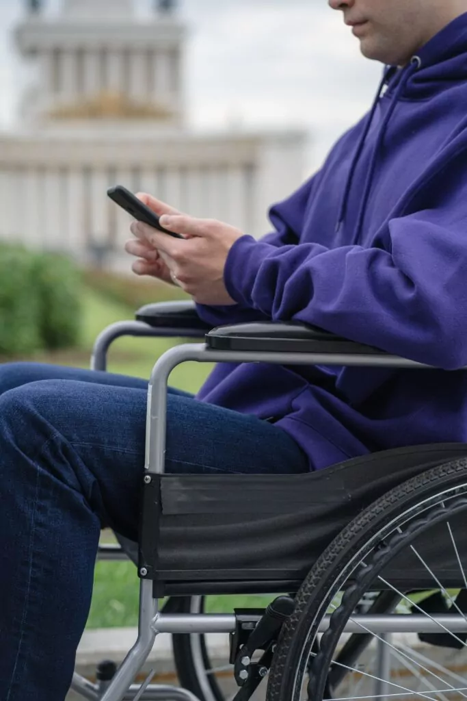Personne s’informant sur ses droits et aides liées au handicap